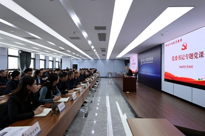 强盛为williamhill英国官网集团党员干部讲授意识形态专题党课