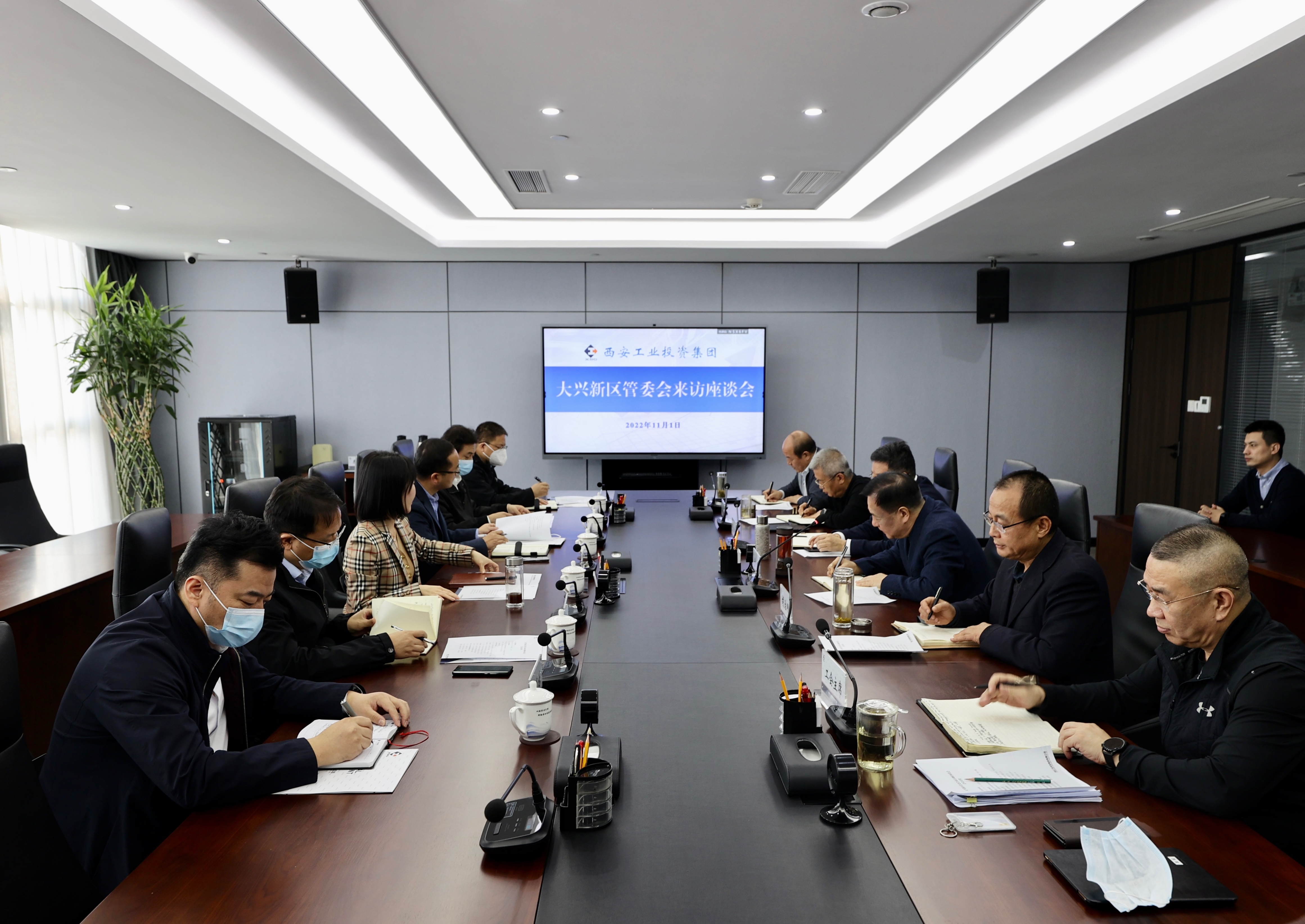 莲湖区委常委武蓉一行到williamhill英国官网集团进行工作交流